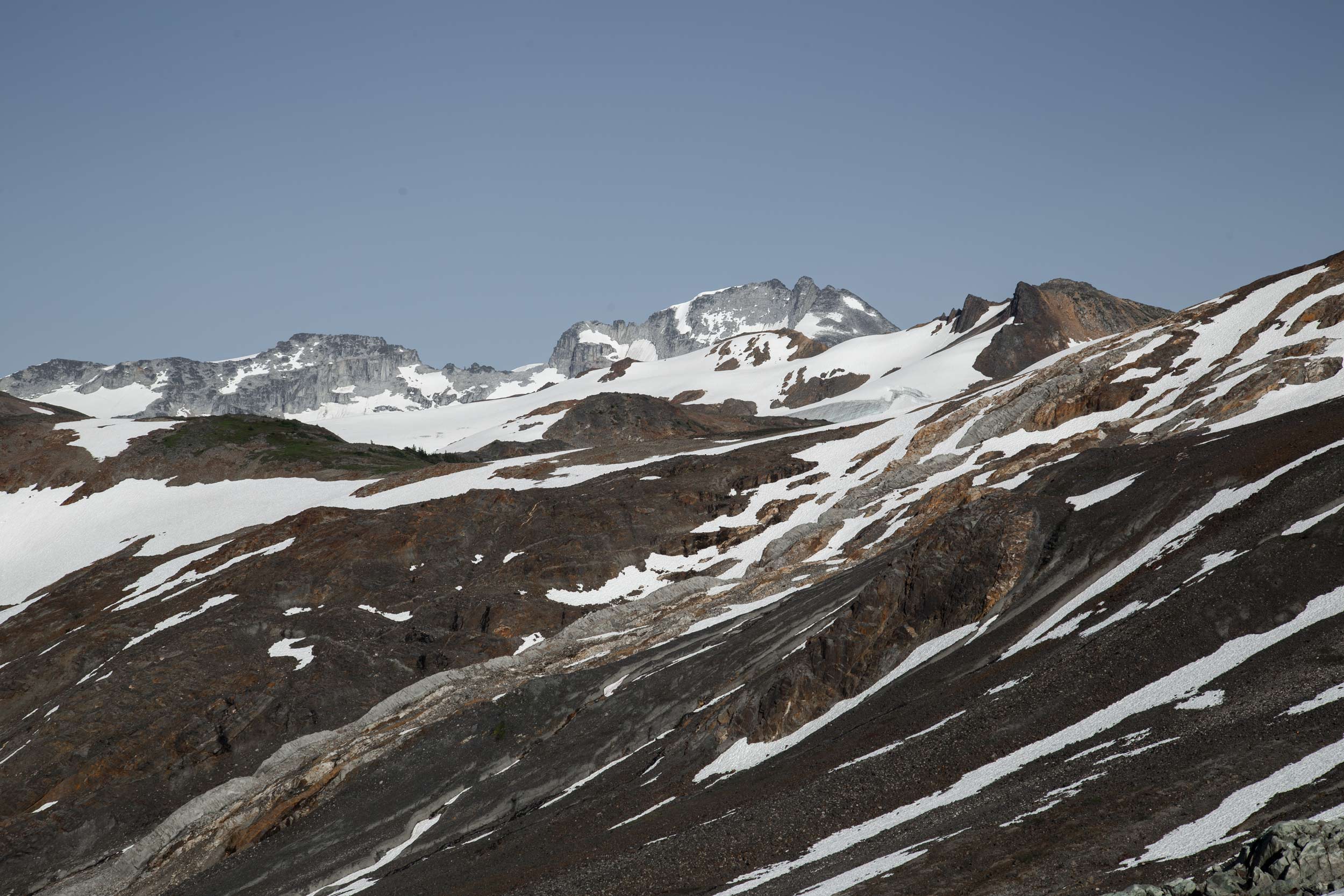 Bergspitze mit Schneeresten.