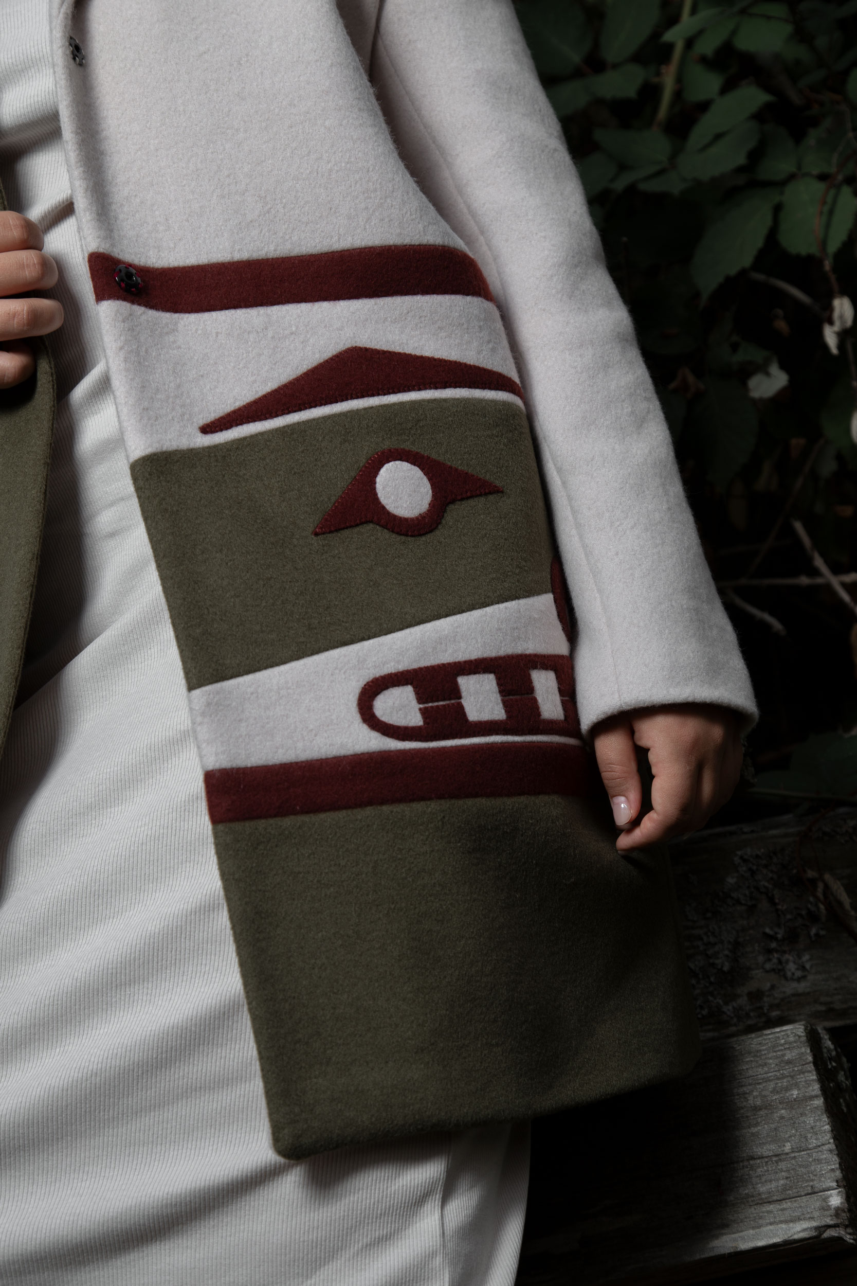 Wollmantel einer indigenen Modedesignerin.