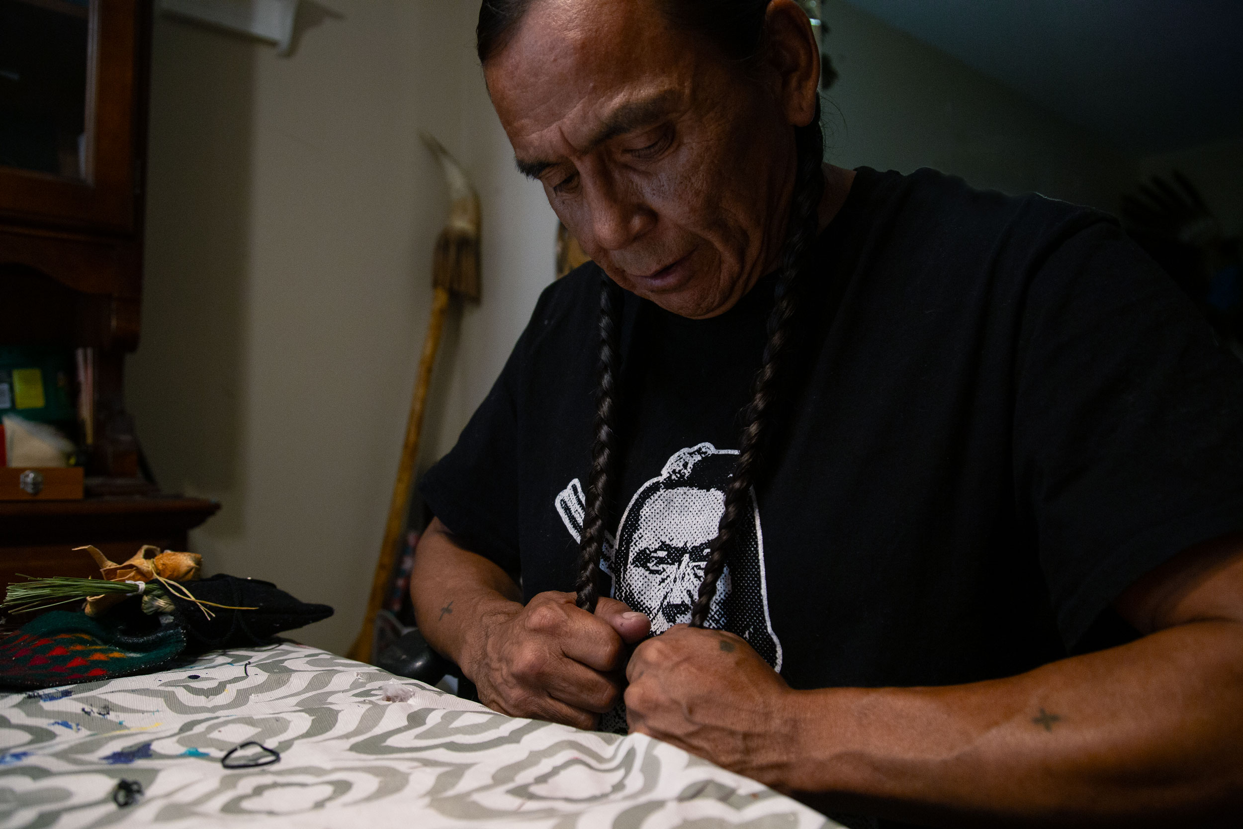 Indigener Mann aus Kanada an seinem Küchentisch.