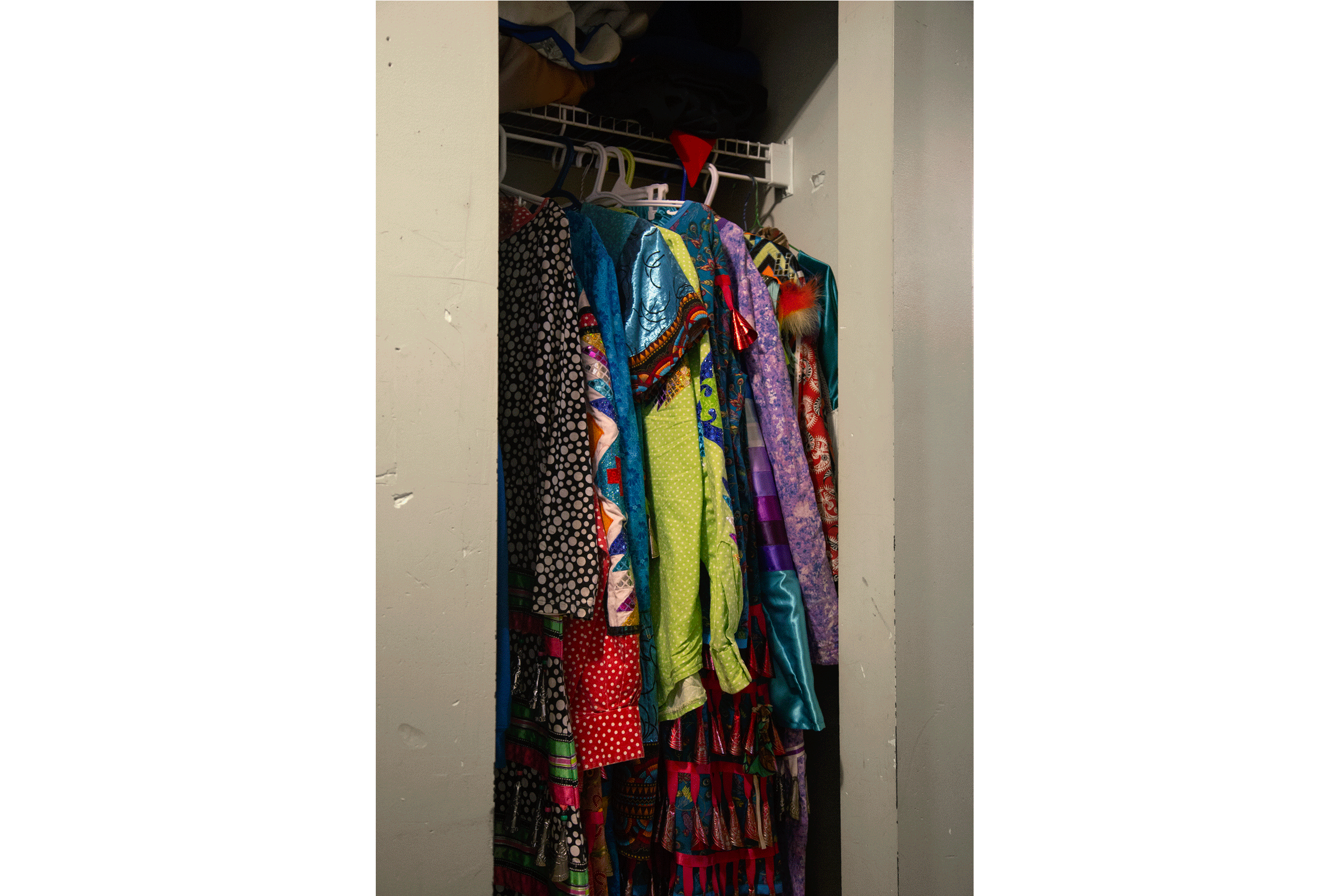 Kleiderschrank mit bunter Kleidung für Zeremonien indigner Menschen.