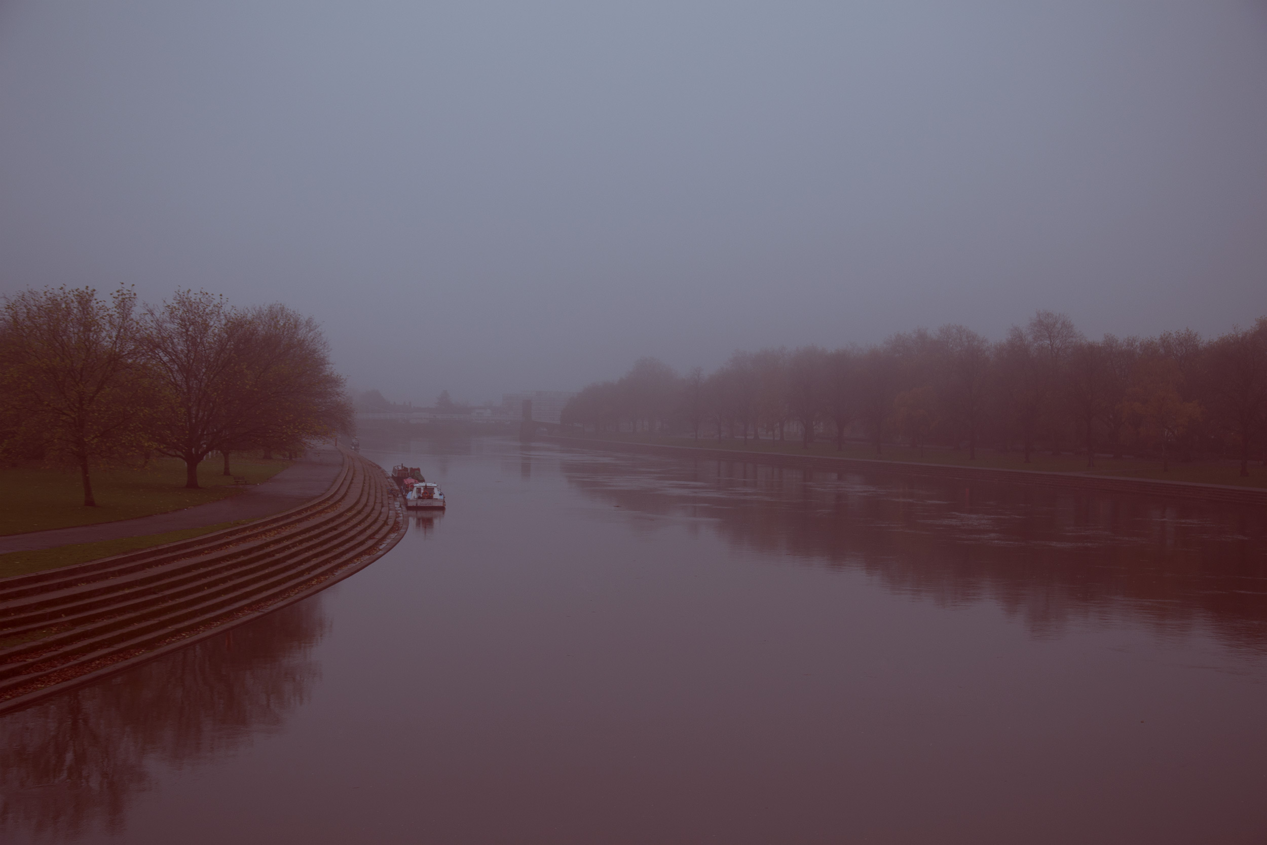 Fluss im Nebel in England.