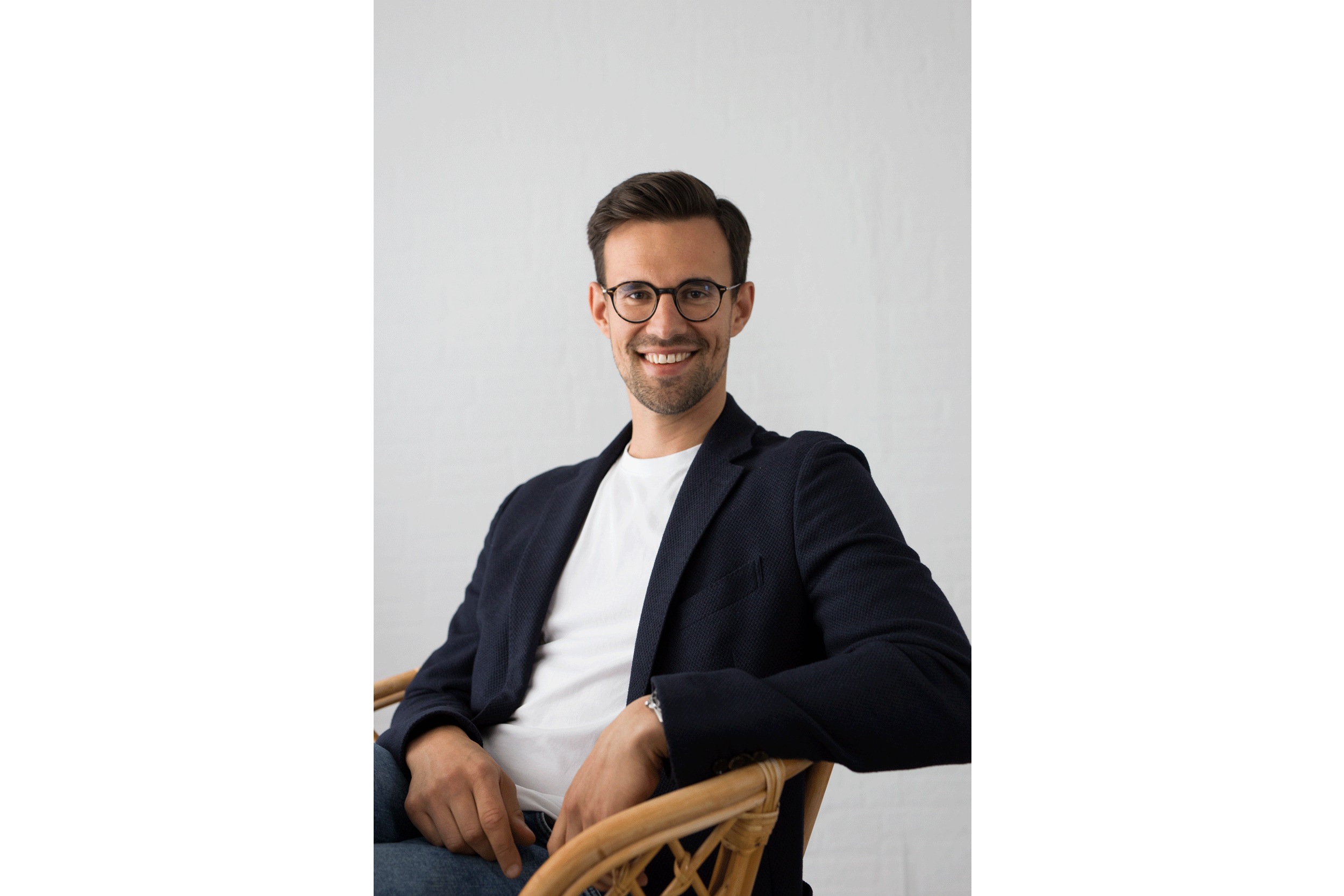 Nico auf einem Stuhl.