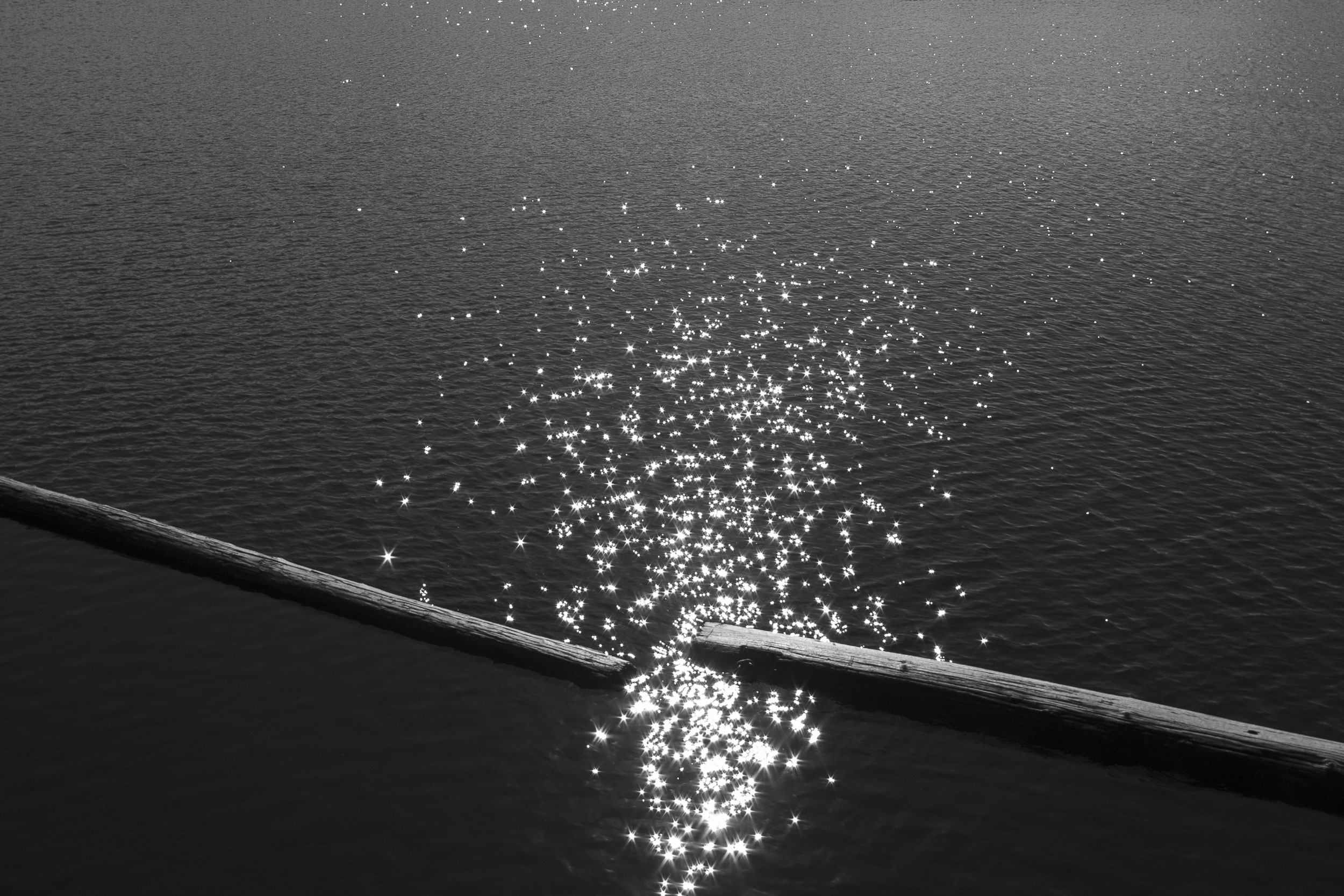 Wasser mit Reflexion von der Sonne.